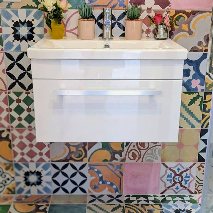 Badezimmer mit Fayrouz Patchwork Feinsteinzeugfliesen im marokkanischen Stil im Format 20 × 20 cm, verlegt als ausdrucksstarker Boden. Die Kombination aus farbenfrohen geometrischen und floralen Mustern erzeugt einen markanten, dekorativen Patchwork-Effekt.