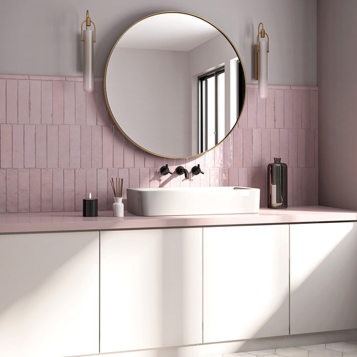 Badezimmer mit Nomadin Rose Feinsteinzeug-Wandfliesen in Ziegeloptik im Format 6 × 24,6 cm, horizontal hinter einem Waschtisch verlegt – für ein sanftes Finish im Industrial-Stil.