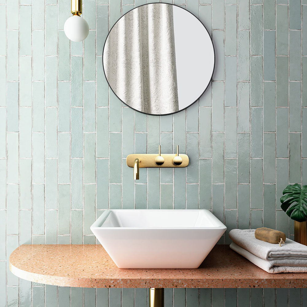 Badezimmer mit Nomadin Brick Mintgrün Wandfliesen im Format 6 × 24,6 cm, vertikal hinter einem Aufsatzwaschbecken verlegt – für einen frischen, zeitgemäßen Look.