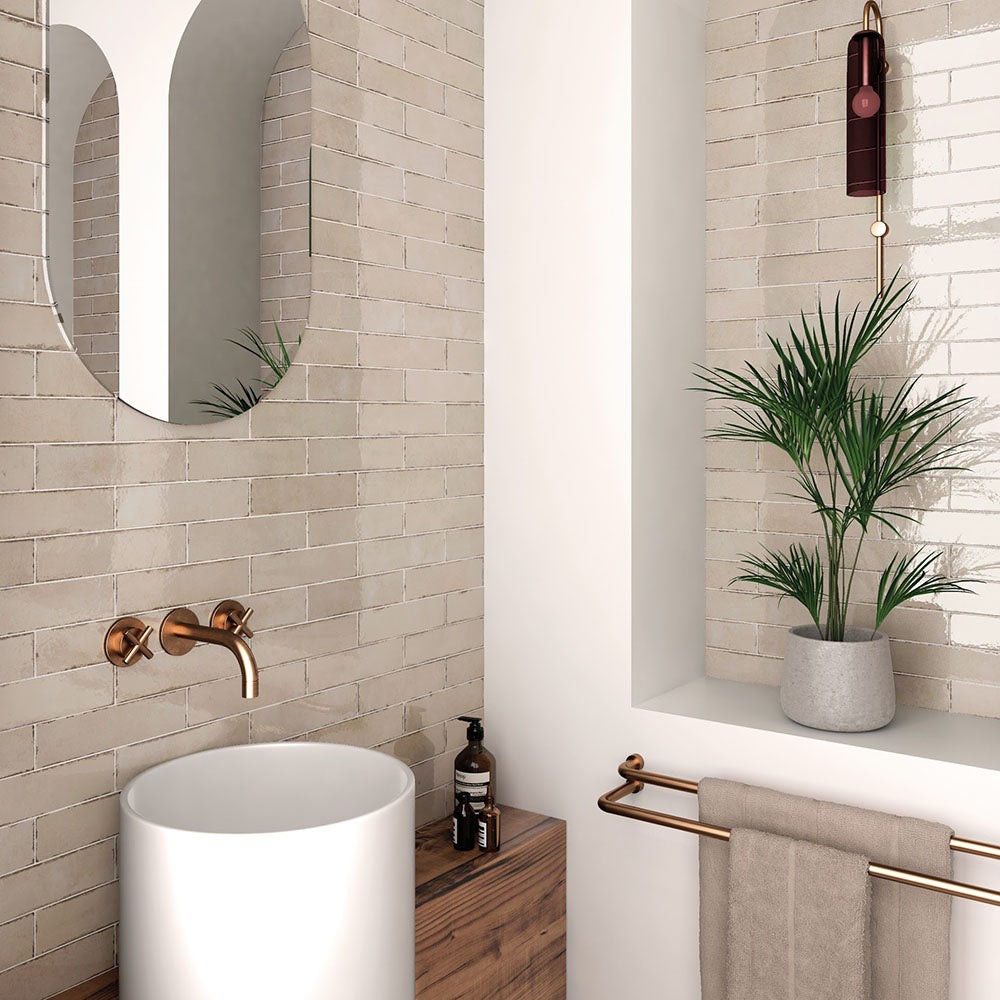 Badezimmer mit Nomadin Brick Creme Wandfliesen im Format 6 × 24,6 cm, horizontal hinter einem Aufsatzwaschbecken verlegt – für ein warmes, industriell inspiriertes Finish.