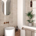 Badezimmer mit Nomadin Brick Creme Wandfliesen im Format 6 × 24,6 cm, horizontal hinter einem Aufsatzwaschbecken verlegt – für ein warmes, industriell inspiriertes Finish.