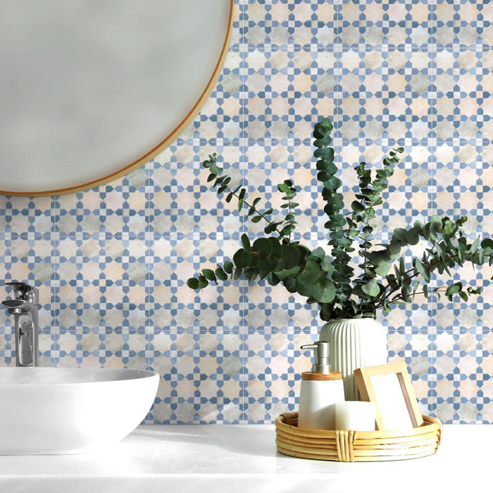 Badezimmerwand mit Berber Mequinez Blau Feinsteinzeugfliesen im marokkanischen Stil im Format 15 × 15 cm. Das geometrische Muster in Blau und Creme wird mit einem Aufsatzwaschbecken und Grünpflanzen kombiniert und sorgt für eine frische, wohnliche Atmosphäre.