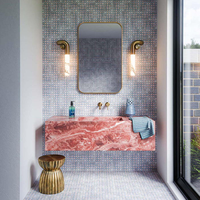 Berber Mequinez Blau Fliesen im Format 15 × 15 cm im marokkanischen Stil, mit einem detailreichen geometrischen Muster in Blau und sanftem Rosa an Badezimmerwand und -boden, kombiniert mit einem auffälligen rosafarbenen Marmorwaschtisch und Messingdetails.