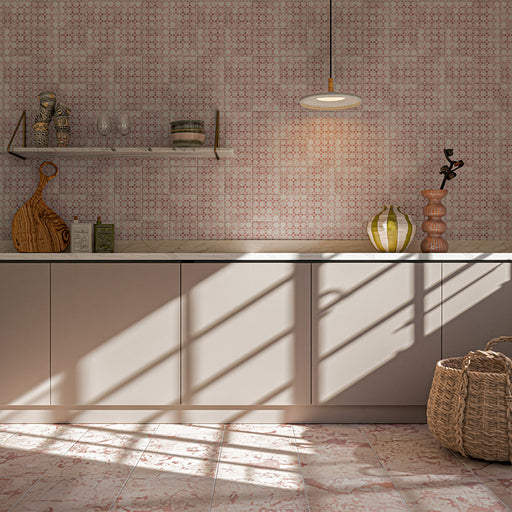 Küche mit Berber Mequinez MINI Rosa Fliesen im Format 15 × 15 cm im marokkanischen Stil an Wänden und Boden, mit einem feinen rosafarbenen geometrischen Muster und sanften Farbnuancen, kombiniert mit neutralen Küchenschränken, Marmorarbeitsplatten und warmen, natürlichen Accessoires.