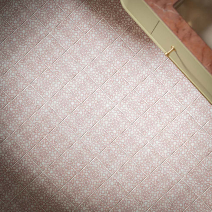 Berber Tetuan Rosa Bodenfliesen im Format 15 × 15 cm im marokkanischen Stil, mit einem detailreichen, sich wiederholenden geometrischen Muster in sanftem Rosa und Weiß, kombiniert mit cremefarbenen Schränken und warmen Messingdetails.