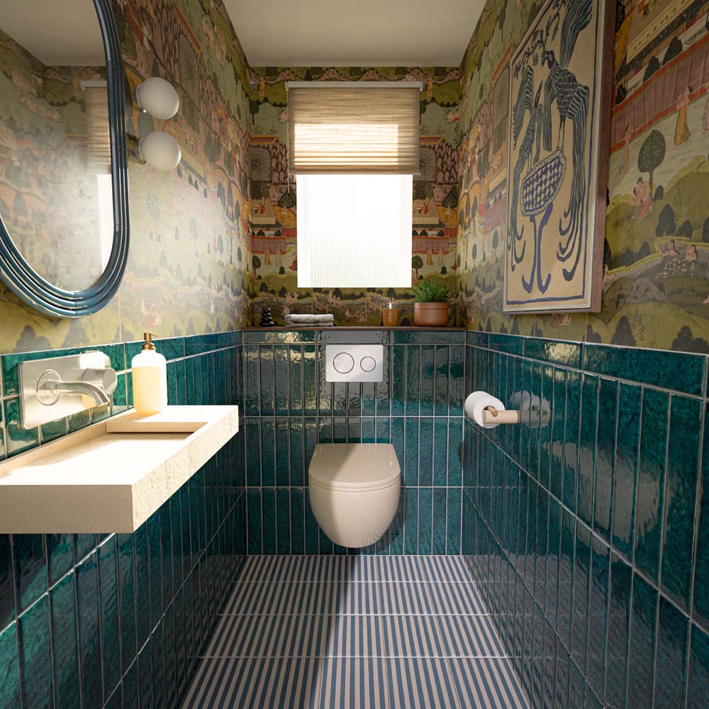 Eklektisches Badezimmer mit vertikal verlegten Bora Bora Amun Blue Brick Wandfliesen im Format 6,5 × 32,8 cm mit sattblauer Flux-Glasur, kombiniert mit gestreiften Bodenfliesen, dekorativer Tapete und modernen weißen Badarmaturen.