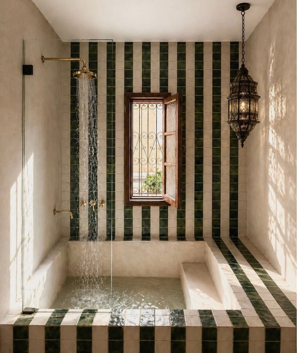 Badezimmer im marokkanischen Stil mit Bora Bora Quadrat Turmalin Grün Wandfliesen im Format 10 × 10 cm, kombiniert mit weißen quadratischen Fliesen in einem Streifendesign rund um eine eingelassene Badewanne und den Duschbereich.