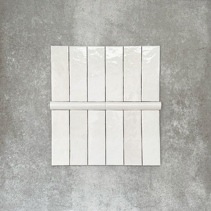 Zellige Weiß Keramik-Riemchenfliesen im marokkanischen Stil mit passender 3 × 20 cm Bordürenfliese (Bullnose), gezeigt in einem klaren, glänzend weißen Finish.