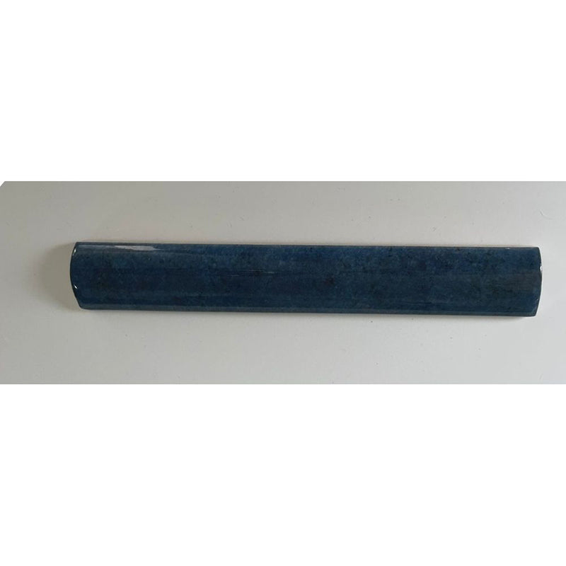 Zellige Königliches Blau Bordürenfliese im Format 3 × 20 cm, mit einer satten, königsblauen Hochglanzglasur und feiner tonaler Variation. Entwickelt, um bei Wandverlegungen im marokkanischen Stil einen sauberen, harmonischen Abschluss zu schaffen.