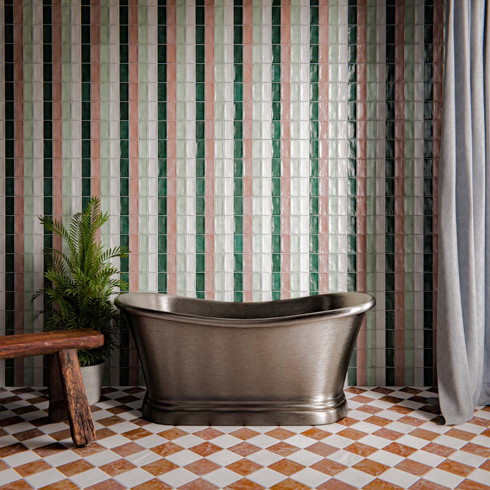 Badezimmer mit Fayrouz Rosso und Fayrouz White 15,2 × 15,2 cm Naturmarmorfliesen mit getrommelter Oberfläche, verlegt als klassischer rot-weißer Schachbrettboden aus Marmor und kombiniert mit einer freistehenden Badewanne sowie einer Wand aus glasierten Ziegelfliesen.