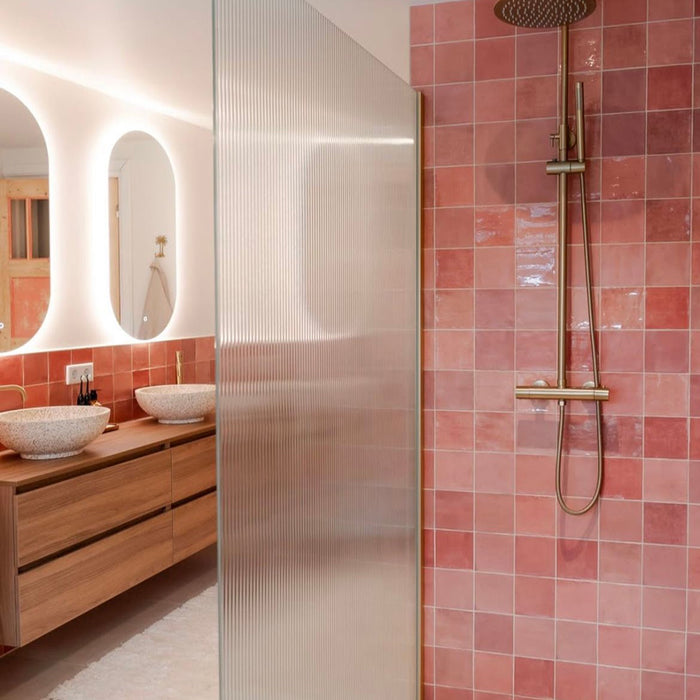 Duschwand im Badezimmer mit Zellige Rosa Quadrat Fliesen im marokkanischen Stil im Format 13,2 × 13,2 cm und glänzendem Finish. Der zarte Blush-Rosaton schafft einen warmen, zeitgemäßen Hintergrund mit feiner tonaler Variation.