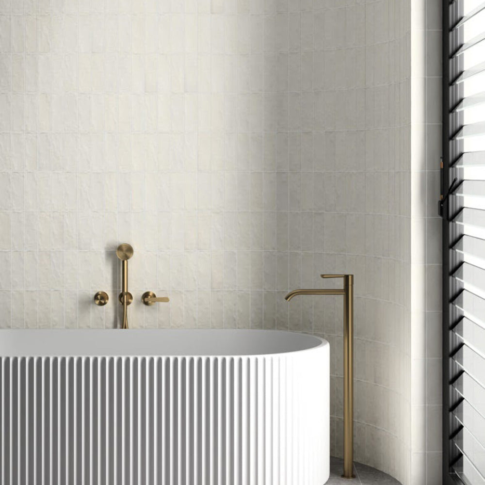 Badezimmerwand mit Zellige Siliciumweiß Matt Brick Fliesen im marokkanischen Stil im Format 6,5 × 20 cm, vertikal im Ziegelverband verlegt. Die matte Oberfläche mit feiner Textur schafft einen ruhigen, zurückhaltenden Hintergrund mit sanfter Struktur und einer zeitgemäßen, entspannten Ausstrahlung.