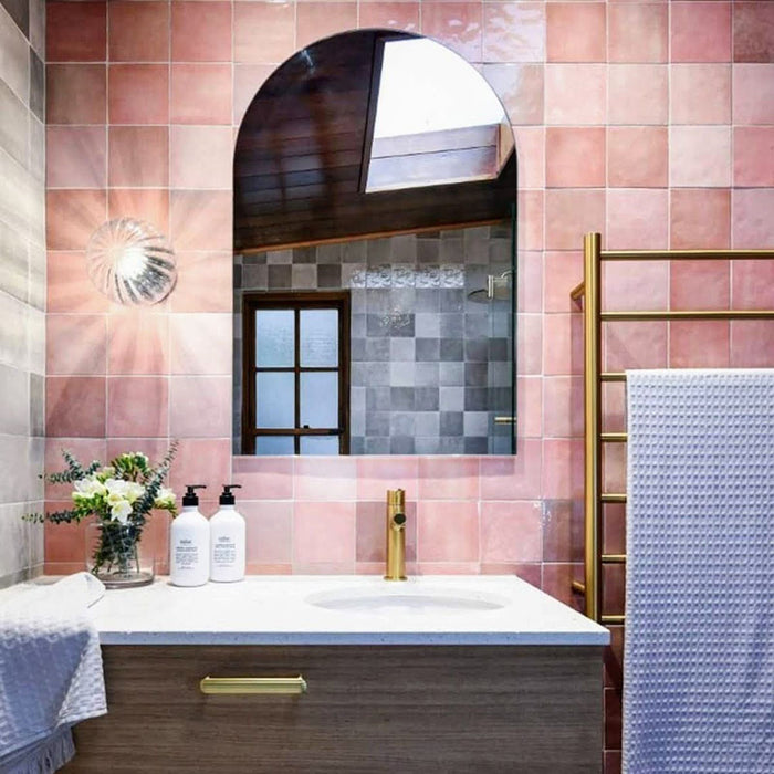 Waschtischwand im Badezimmer mit Zellige Rosa Quadrat Fliesen im marokkanischen Stil im Format 13,2 × 13,2 cm. Die glänzende Oberfläche in Blush-Rosa verleiht dem Raum Wärme, Struktur und ein sanftes, designorientiertes Statement.