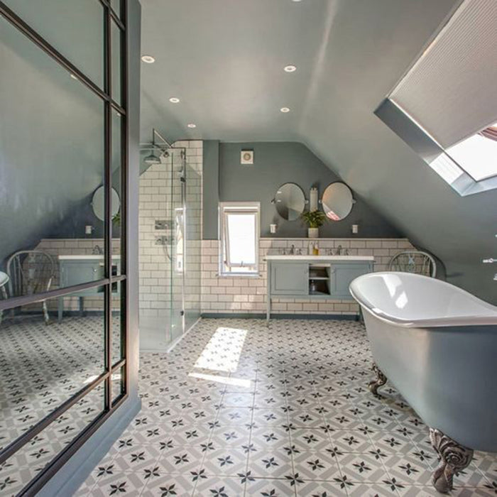 Großzügiges Badezimmer mit Canterbury Stern Bodenfliesen im viktorianischen Stil im Format 20 × 20 cm, die einen zeitlosen Musterboden bilden. Gestaltet mit freistehender Roll-Top-Badewanne, salbeigrünen Möbeln, weißen Metro-Wandfliesen und bodengleicher Dusche.