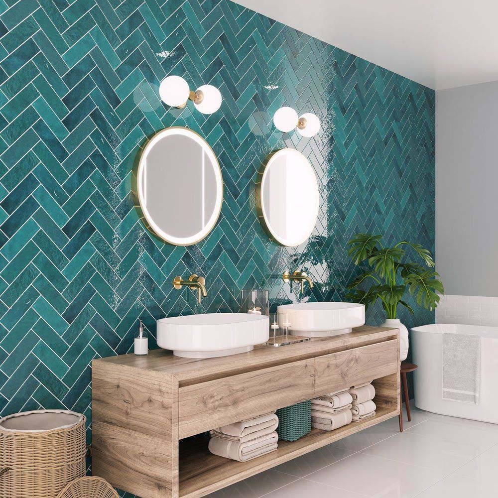Doppelwaschplatz im Badezimmer mit Zellige Pfauengrün Ziegel Fliesen im marokkanischen Stil im Format 6,5 × 20 cm, im Fischgrätmuster verlegt. Die glänzende Pfauengrün-Glasur sorgt für Tiefe, Struktur und eine ausdrucksstarke Statement-Wand.