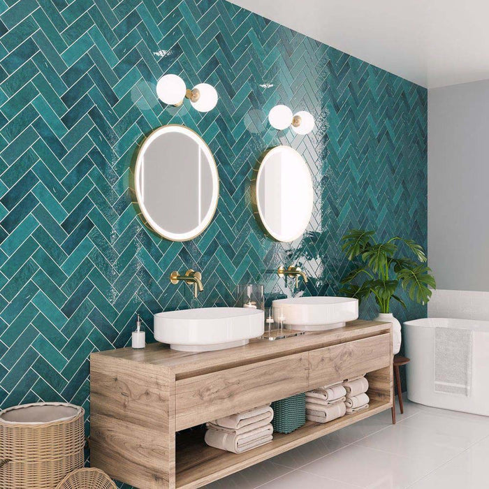 Doppelwaschplatz im Badezimmer mit Zellige Pfauengrün Ziegel Fliesen im marokkanischen Stil im Format 6,5 × 20 cm, im Fischgrätmuster verlegt. Die glänzende Pfauengrün-Glasur sorgt für Tiefe, Struktur und eine ausdrucksstarke Statement-Wand.