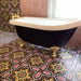 Badezimmerboden mit Kuba Havana Feinsteinzeugfliesen im marokkanischen Stil im Format 20 × 20 cm, in satten, mehrfarbigen Tönen verlegt. Kombiniert mit einer freistehenden Badewanne und Armaturen in Messingoptik entsteht ein ausdrucksstarkes, charaktervolles und dekoratives Bad.