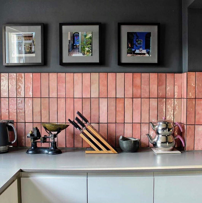 Küchenrückwand mit Zellige Rosa Brick Fliesen im marokkanischen Stil im Format 6,5 × 20 cm, vertikal verlegt. Die zarten Blush-Pinktöne schaffen einen warmen, charaktervollen Hintergrund mit dezenter handgefertigter Variation.