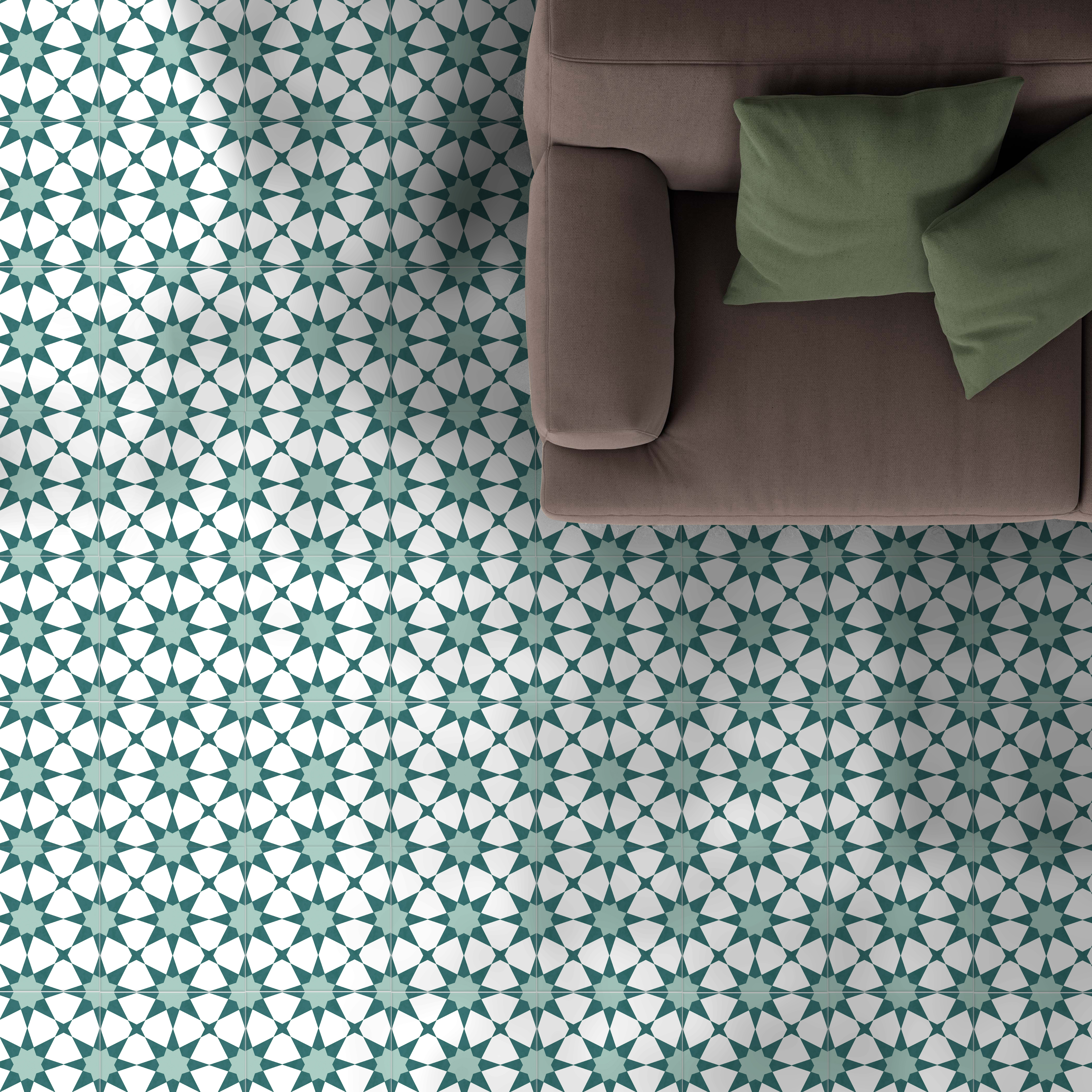 Wohnzimmer mit Agadir Grün Fliesen im marokkanischen Stil im Format 20 × 20 cm aus Keramik, verlegt als Bodenbelag mit markantem geometrischem Muster. Kombiniert mit einem neutralen Sofa, grünen Kissen und sanfter, zeitgemäßer Dekoration für eine frische, ausgewogene Raumwirkung.