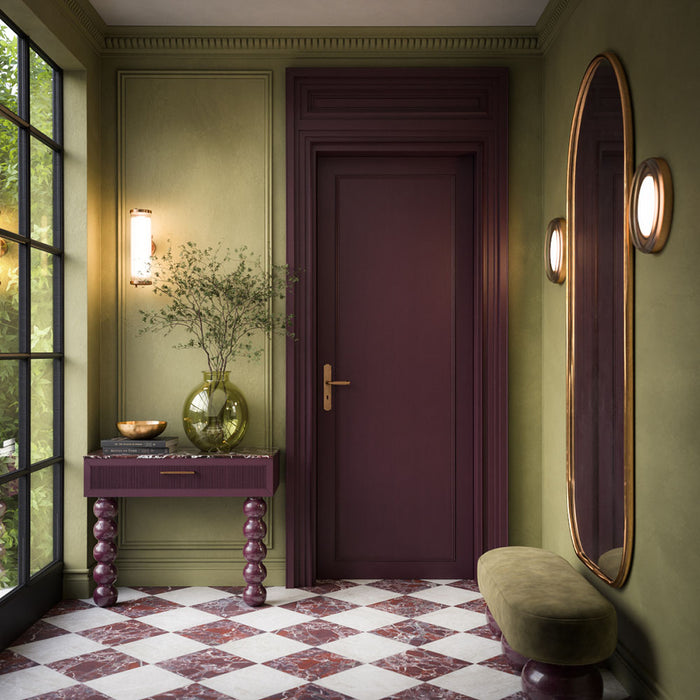 Großartig Mahal Elfenbein Matte Marmor Schachbrettfliesen im Format 30 × 30 cm in Marmoroptik, kombiniert mit burgunderroten Fliesen in Marmoroptik zu einem eleganten Schachbrettboden im Flur, ergänzt durch olivgrüne Wände und Messingdetails.
