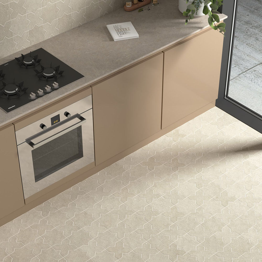 Moderne Küche mit Dohar Sands Star & Cross Wand- und Bodenfliesen, die ein dezentes geometrisches Bodendesign in warmen, von Sand inspirierten Farbtönen schaffen. Kombiniert mit beigen Küchenfronten, Arbeitsplatten in Steinoptik und modernen Geräten entsteht ein stilvolles und harmonisches Interior.