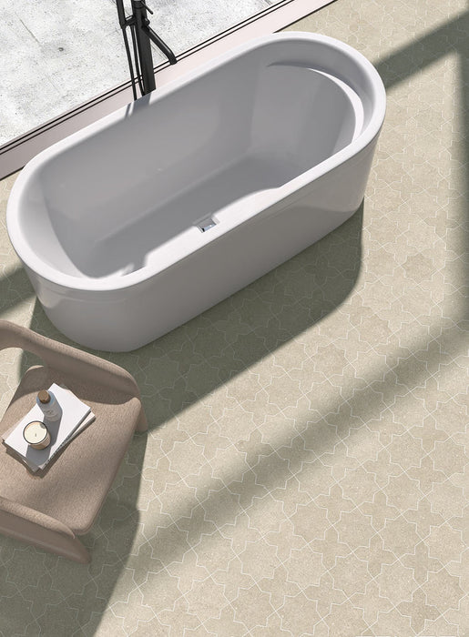 Badezimmer mit Dohar Sands Star & Cross Wand- und Bodenfliesen, die ein dezentes geometrisches Bodendesign in warmen, von Sand inspirierten Farbtönen schaffen. Kombiniert mit einer freistehenden Badewanne, sanften neutralen Einrichtungselementen und großen Fenstern entsteht ein ruhiges und modernes Interior.