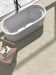 Badezimmer mit Dohar Sands Star & Cross Wand- und Bodenfliesen, die ein dezentes geometrisches Bodendesign in warmen, von Sand inspirierten Farbtönen schaffen. Kombiniert mit einer freistehenden Badewanne, sanften neutralen Einrichtungselementen und großen Fenstern entsteht ein ruhiges und modernes Interior.
