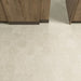 Nahaufnahme der Dohar Sands Star & Cross Wand- und Bodenfliesen mit dekorativem geometrischem Muster in warmen, von Sand inspirierten Farbtönen. Kombiniert mit Küchenfronten aus Naturholz entsteht ein stilvolles und modernes Bodendesign mit zeitloser Ausstrahlung.