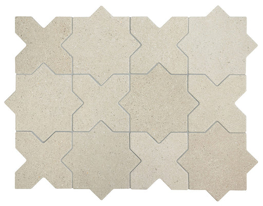 Produktabbildung der Dohar Sands Star & Cross Wand- und Bodenfliesen mit dekorativem geometrischem Design in warmen, von Sand inspirierten Farbtönen. Die Aufnahme zeigt das charakteristische ineinandergreifende Muster sowie die dezente Oberflächenstruktur der Kollektion.