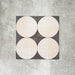 Nahaufnahme der Eclipse Lunar Dekorfliesen im Terrazzo-Look im Format 20 × 20 cm in sanften Creme- und Anthrazittönen, mit geometrischen Kreisdesigns und gesprenkelten Details.