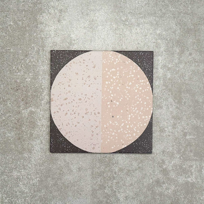 Nahaufnahme der Eclipse Lunar Dekorfliesen im Terrazzo-Look im Format 20 × 20 cm in sanften Creme- und Anthrazittönen, mit geometrischen Kreisdesigns und gesprenkelten Details.