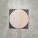Nahaufnahme der Eclipse Lunar Dekorfliesen im Terrazzo-Look im Format 20 × 20 cm in sanften Creme- und Anthrazittönen, mit geometrischen Kreisdesigns und gesprenkelten Details.