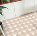 Küche mit Eclipse Rosa Dekorfliesen im Terrazzo-Look im Format 20 × 20 cm in sanften Rosa- und Beigetönen, kombiniert mit cremefarbenen Küchenfronten und warmer Holzarbeitsplatte für ein modernes, verspieltes Interior.