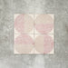 Nahaufnahme der Eclipse Rosa Dekorfliesen im Terrazzo-Look im Format 20 × 20 cm in sanften Blush- und Cremetönen, mit geometrischen Kreisdesigns und gesprenkelten Details, kombiniert mit rosa floralen Akzenten.