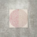 Nahaufnahme der Eclipse Rosa Dekorfliesen im Terrazzo-Look im Format 20 × 20 cm in sanften Blush- und Cremetönen, mit geometrischen Kreisdesigns und gesprenkelten Details, kombiniert mit rosa floralen Akzenten.