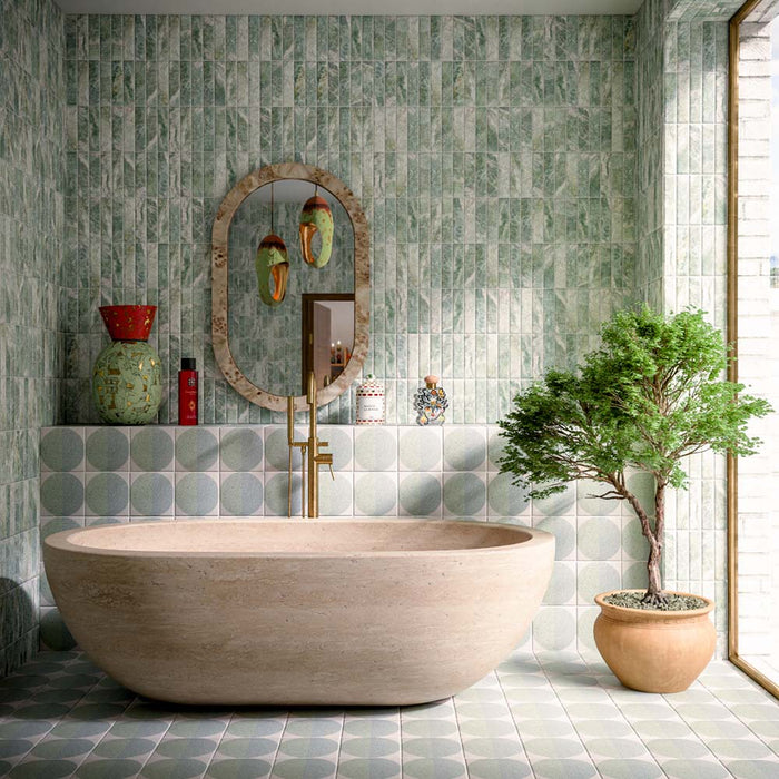 Badezimmer mit Eclipse Salvia Wand- und Bodenfliesen im Terrazzo-Look im Format 20 × 20 cm, kombiniert mit einer freistehenden Badewanne in Steinoptik, grünen Brick-Fliesen in Marmoroptik, Armaturen in gebürsteter Messingoptik und modernem, von der Natur inspiriertem Interior-Design.
