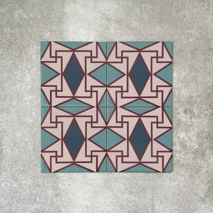 Vier Abstrakter Iris 20cm x 20cm Musterfliesen, zusammen angeordnet und mit einem markanten geometrischen Design in Türkis, Dunkelblau, Burgunderrot und Cremetönen auf einem strukturierten neutralen Hintergrund.