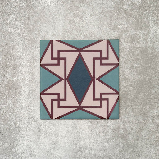 Einzelne Abstrakter Iris 20cm x 20cm Musterfliese mit einem markanten geometrischen Design in Türkis, Dunkelblau, Burgunderrot und Cremetönen auf einem strukturierten neutralen Hintergrund.