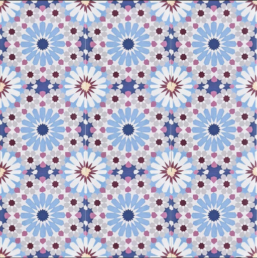 Fez Fiera Mini Feinsteinzeugfliese im Format 15 × 15 cm im Moroccan Style mit filigranem geometrischem Muster in sanften Blau-, Rosa-, Burgunder- und Grautönen, die das dekorative Design in Encaustic-Optik zeigt, inspiriert von traditionellen marokkanischen Zementfliesen.