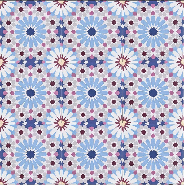 Fez Fiera Mini Feinsteinzeugfliese im Format 15 × 15 cm im Moroccan Style mit filigranem geometrischem Muster in sanften Blau-, Rosa-, Burgunder- und Grautönen, die das dekorative Design in Encaustic-Optik zeigt, inspiriert von traditionellen marokkanischen Zementfliesen.