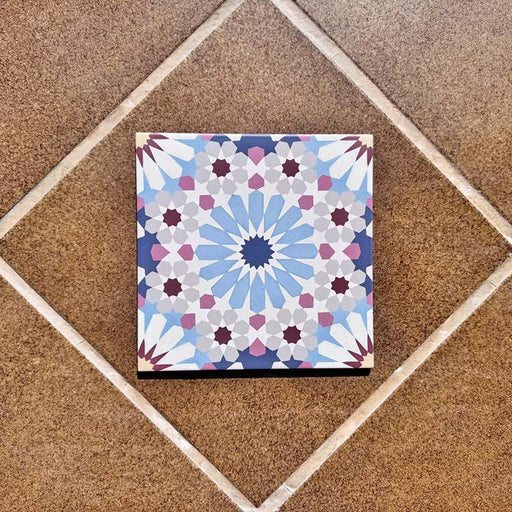 Produktabbildung der Fez Fiera Mini Feinsteinzeugfliese im Format 15 × 15 cm im Moroccan Style mit filigranem geometrischem Muster in sanften Blau-, Rosa-, Burgunder- und Grautönen, die das dekorative Design in Encaustic-Optik zeigt, inspiriert von traditionellen marokkanischen Zementfliesen.