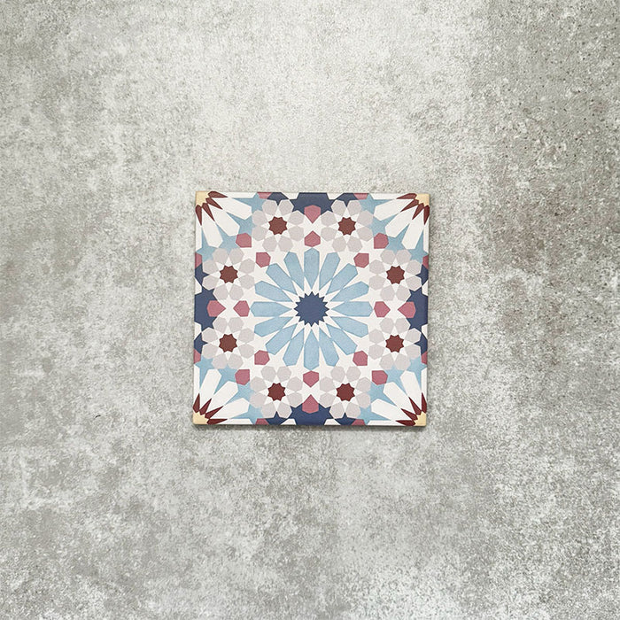 Fez Mini Messe Fliesen im Format 15 × 15 cm im marokkanischen Stil, zusammen angeordnet und mit einem detailreichen geometrischen Muster in sanften Blau-, Rosa-, Burgunder- und Cremetönen auf einem strukturierten neutralen Hintergrund.