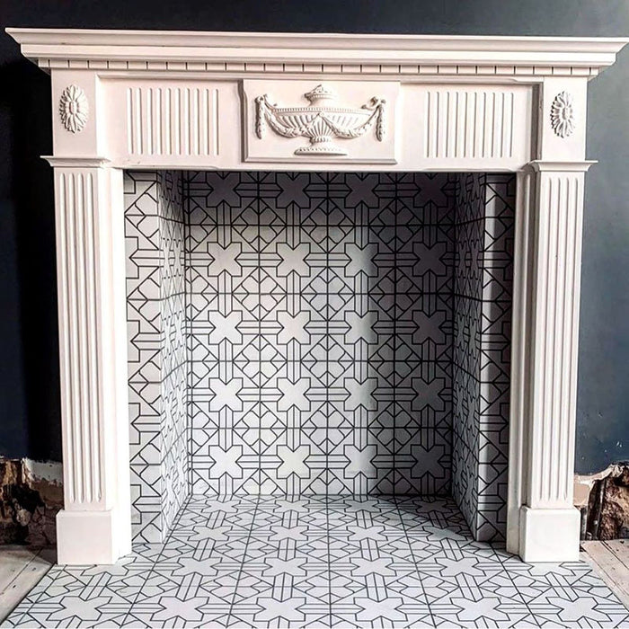 Kamineinfassung mit Almeira Palast Feinsteinzeugfliesen im marokkanischen Stil für Wand und Boden im Format 20 × 20 cm. Das feine geometrische Linienmuster in Schwarz auf weißem Grund sorgt für einen eleganten, zeitlosen Akzent.