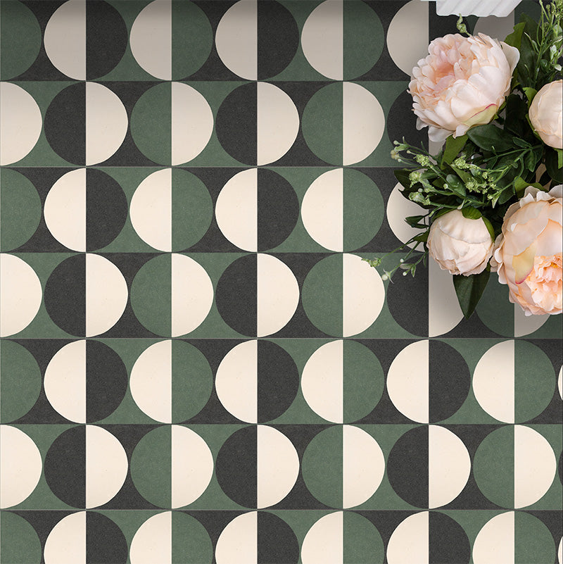 Abstrakte Kreise Musterfliese im Format 20 × 20 cm, in einem wiederholten Raster dargestellt, um das markante kreisförmige Design hervorzuheben. Tiefe Grüntöne, Anthrazit und sanfte Cremenuancen bilden ein ausdrucksstarkes und zugleich ausgewogenes Muster, in Szene gesetzt mit floralen Akzenten, um die Fliesen als dekoratives Element für Boden-, Wand- oder Spritzschutzflächen zu präsentieren.