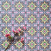 Kuba Havana Mini Feinsteinzeugfliesen im marokkanischen Stil im Format 15 × 15 cm, in einem wiederholten geometrischen Muster angeordnet. Navy-, Rosa-, Grün- und Senftöne werden durch florale Akzente ergänzt, um das detailreiche Enkaustik-Design und die dekorative Wirkung zu betonen.