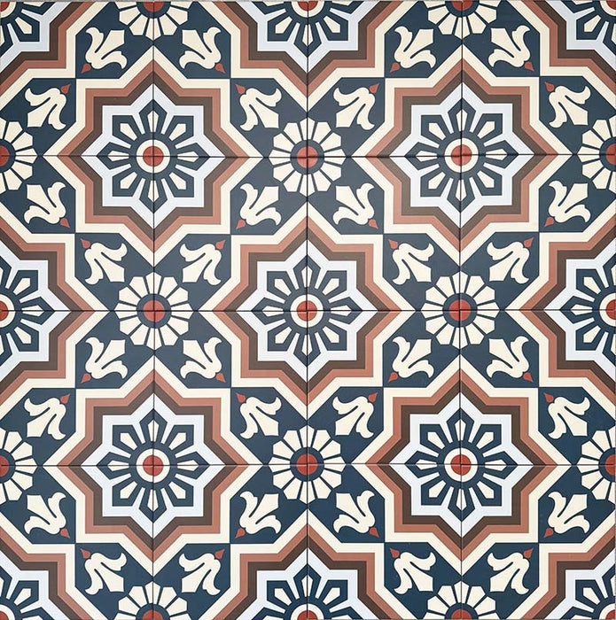 Gemustertes Verlegemuster mit Berlin Großartig Feinsteinzeugfliesen im Format 20 × 20 cm im marokkanisch inspirierten Stil. Gezeigt wird das vollständige, sich wiederholende geometrische Design in tiefem Blau, warmem Braun und Cremetönen – ideal für markante Böden oder ausdrucksstarke Wandflächen.