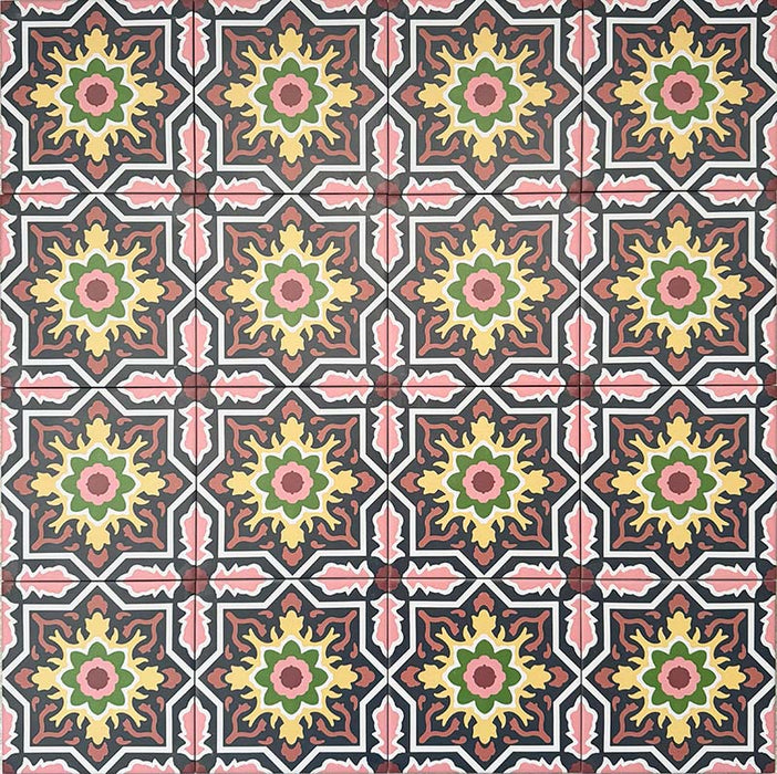 Kuba Havana Mini Feinsteinzeugfliesen im marokkanischen Stil im Format 15 × 15 cm, in einem wiederholten geometrischen Muster mit navyfarbenem Grund und Details in Rosa, Grün und Senf verlegt. Das Arrangement zeigt die feinen Enkaustik-Motive und die markante dekorative Symmetrie.