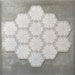 Gruppierte Anordnung von Medina Hormuz Schneeweiß Feinsteinzeug-Hexagonfliesen im marokkanischen Stil im Format 18,7 × 21,6 cm, die das vollständig wiederholte, sterninspirierte geometrische Muster in Weiß- und sanften Grautönen auf neutralem Hintergrund zeigt.