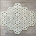 Gruppierte Anordnung von Medina Hormuz Grün Feinsteinzeug-Hexagonfliesen im marokkanischen Stil im Format 18,7 × 21,6 cm, die das vollständig wiederholte geometrische Muster in sanften Blau- und Weißtönen auf neutralem Hintergrund zeigt.