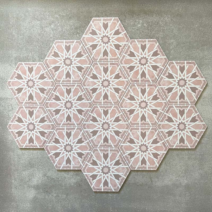 Gruppenanordnung von Medina Hormuz Rosa sechseckigen Porzellanfliesen im marokkanischen Stil (18,7 × 21,6 cm), die das vollständig wiederholende sterninspirierte geometrische Muster in sanften Rosé- und Weißtönen auf neutralem Hintergrund zeigt.